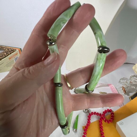 Vintage faux jade acrylic/metal necklace - Picture 2 of 9